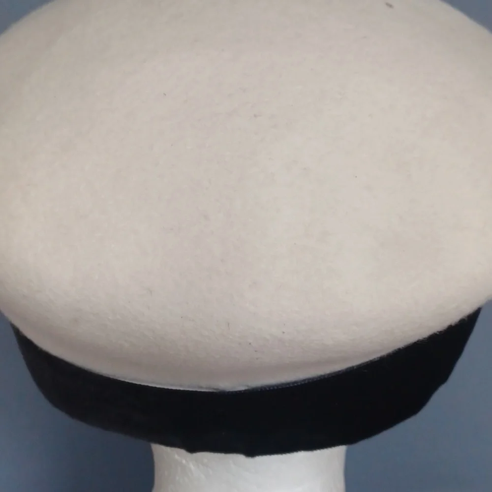 Eric Javits Cream Wool Beret with Black Velvet Flower Trim - Picture 7 of 15